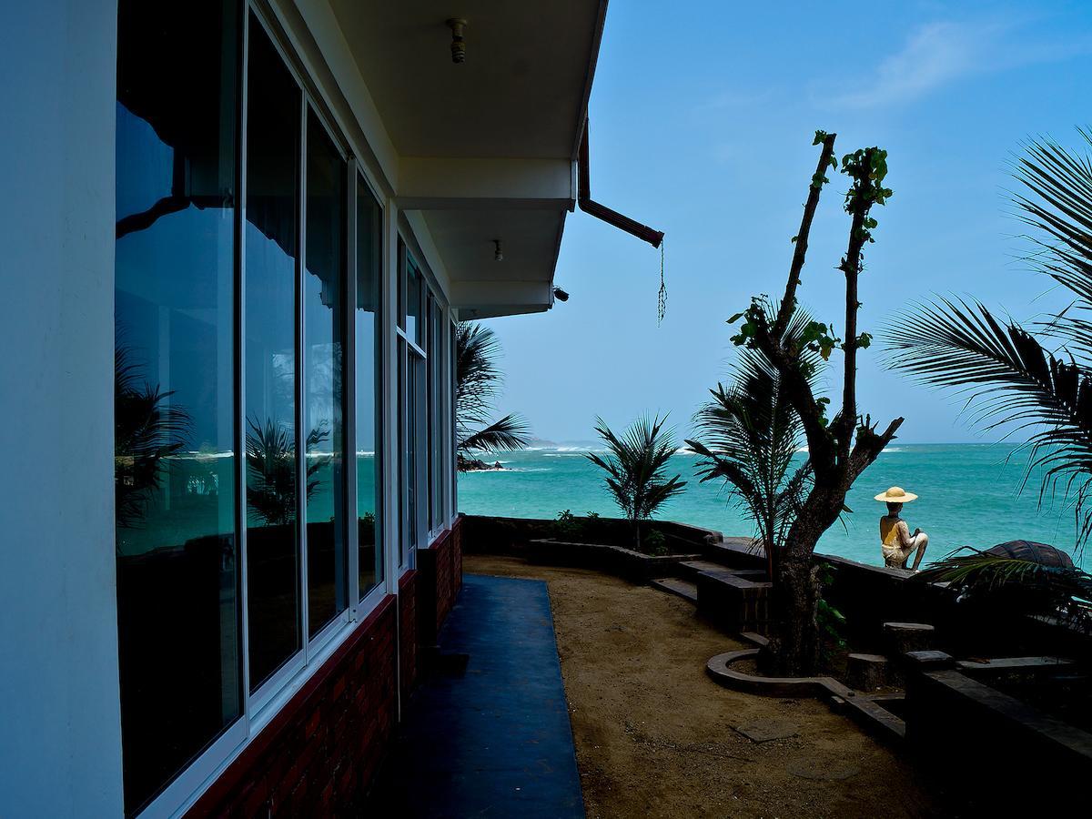 Sayurima Beach Hotel Ahangama Bagian luar foto