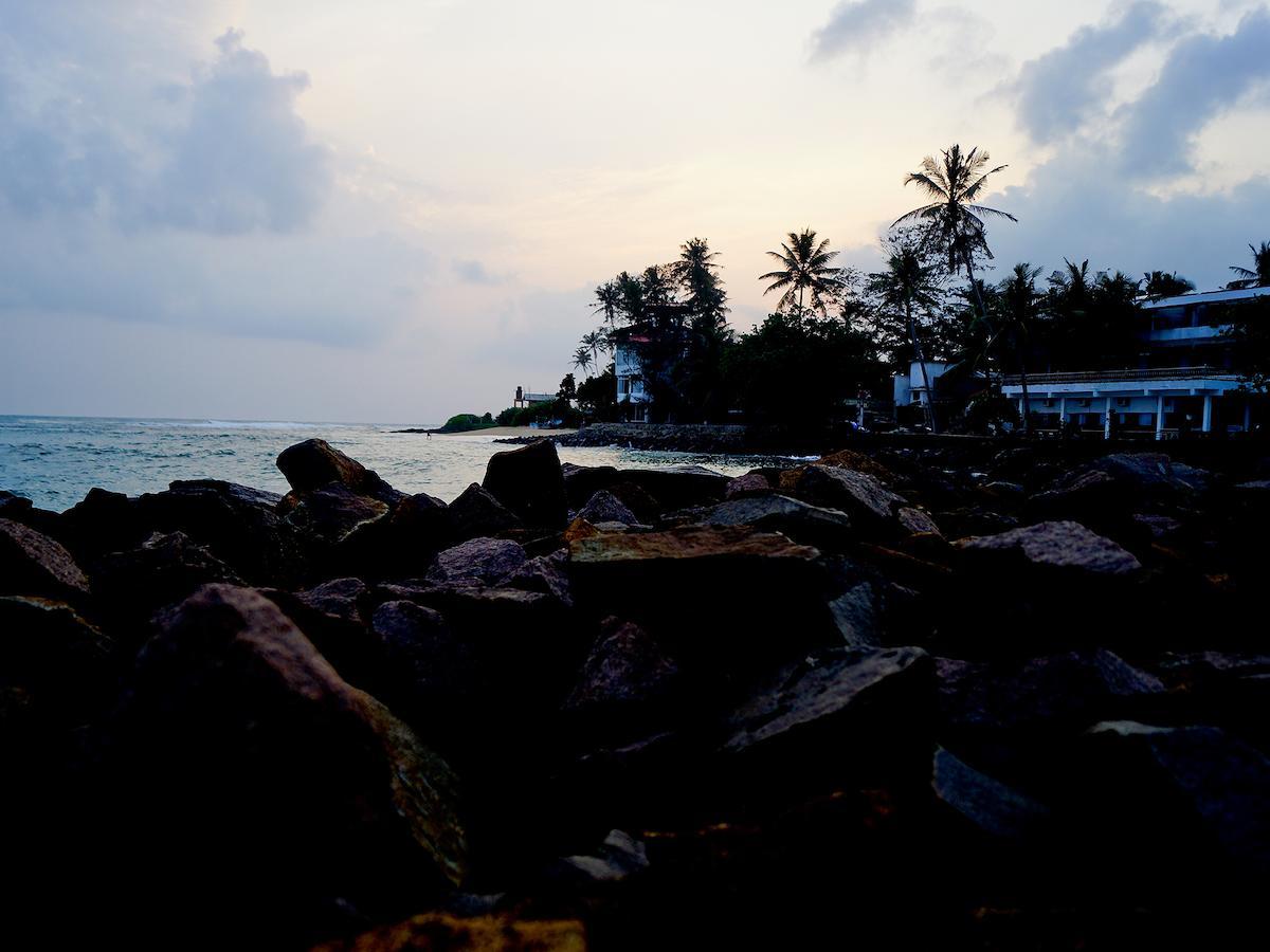 Sayurima Beach Hotel Ahangama Bagian luar foto