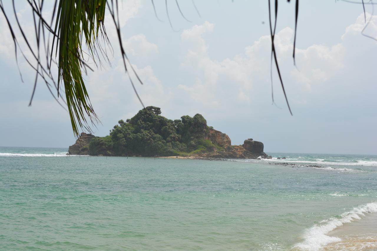 Sayurima Beach Hotel Ahangama Bagian luar foto