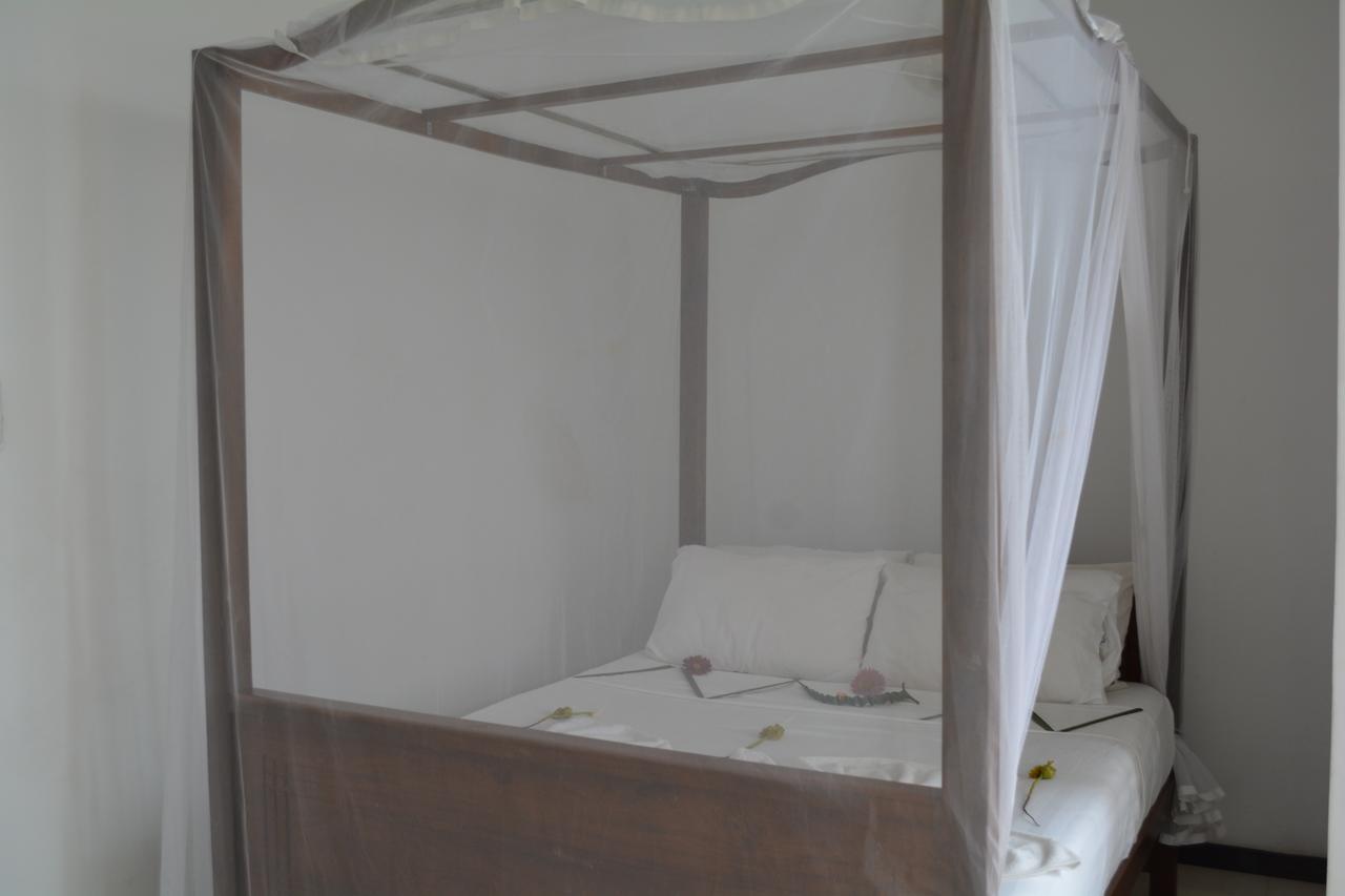 Sayurima Beach Hotel Ahangama Bagian luar foto