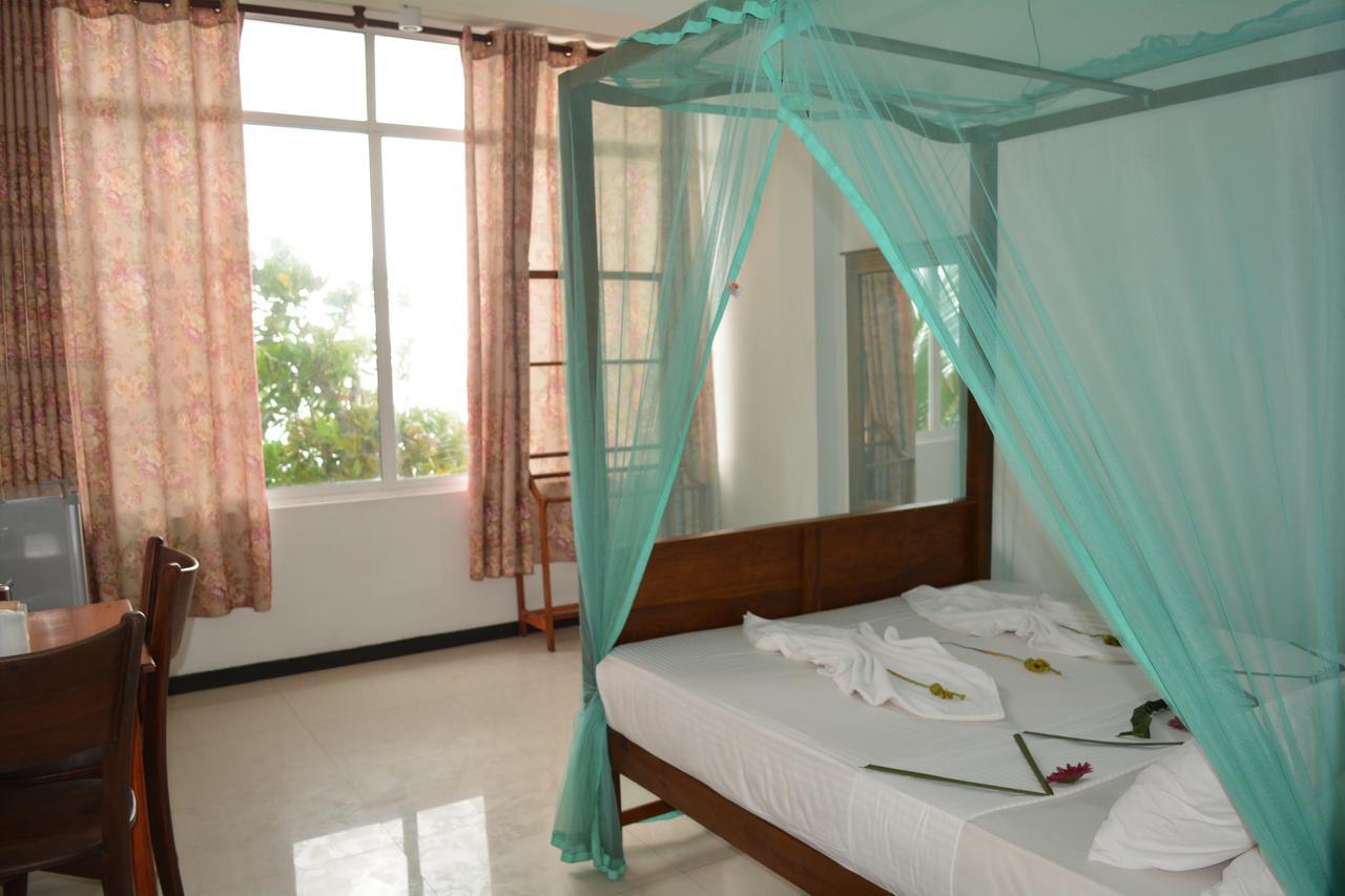 Sayurima Beach Hotel Ahangama Bagian luar foto