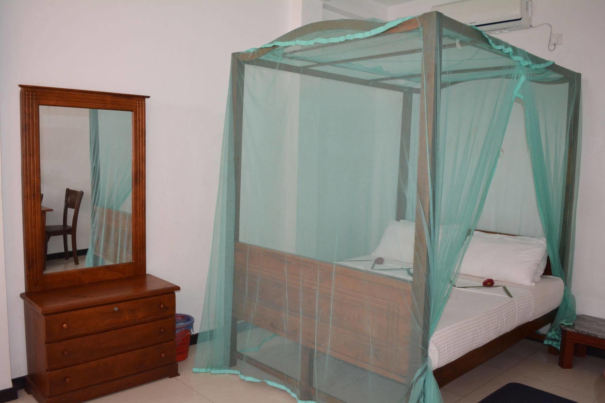 Sayurima Beach Hotel Ahangama Bagian luar foto