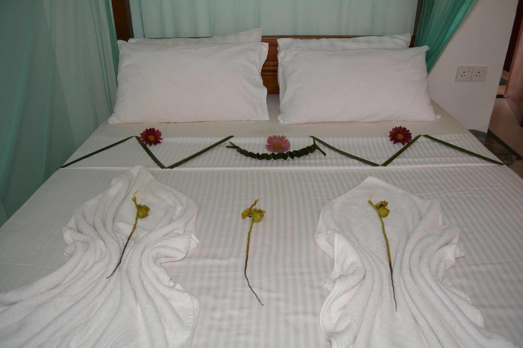 Sayurima Beach Hotel Ahangama Bagian luar foto