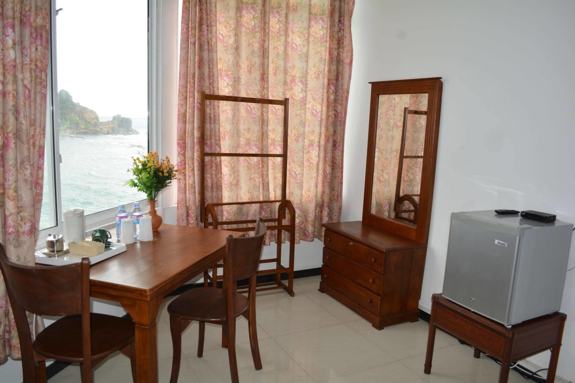 Sayurima Beach Hotel Ahangama Bagian luar foto