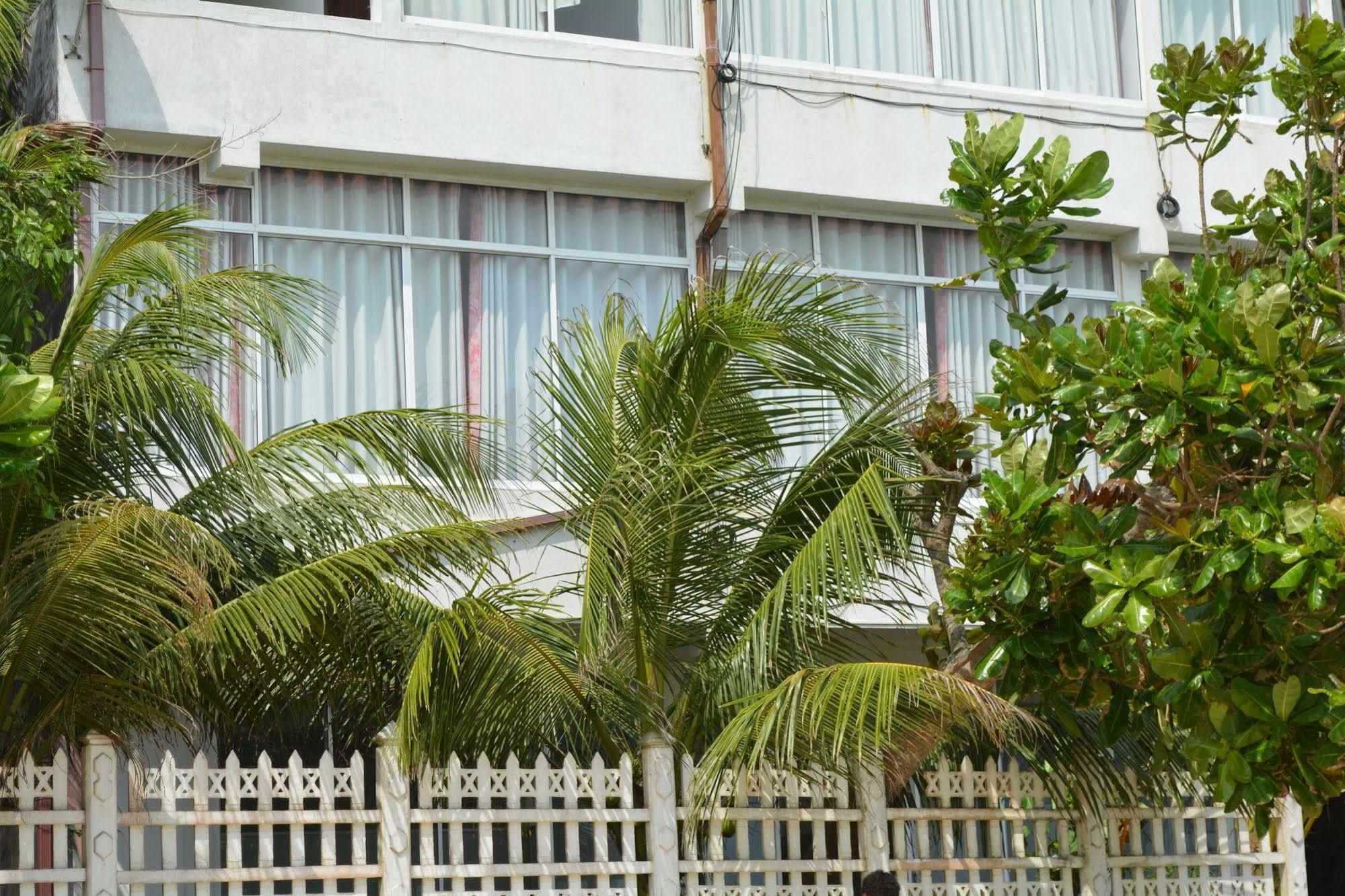 Sayurima Beach Hotel Ahangama Bagian luar foto