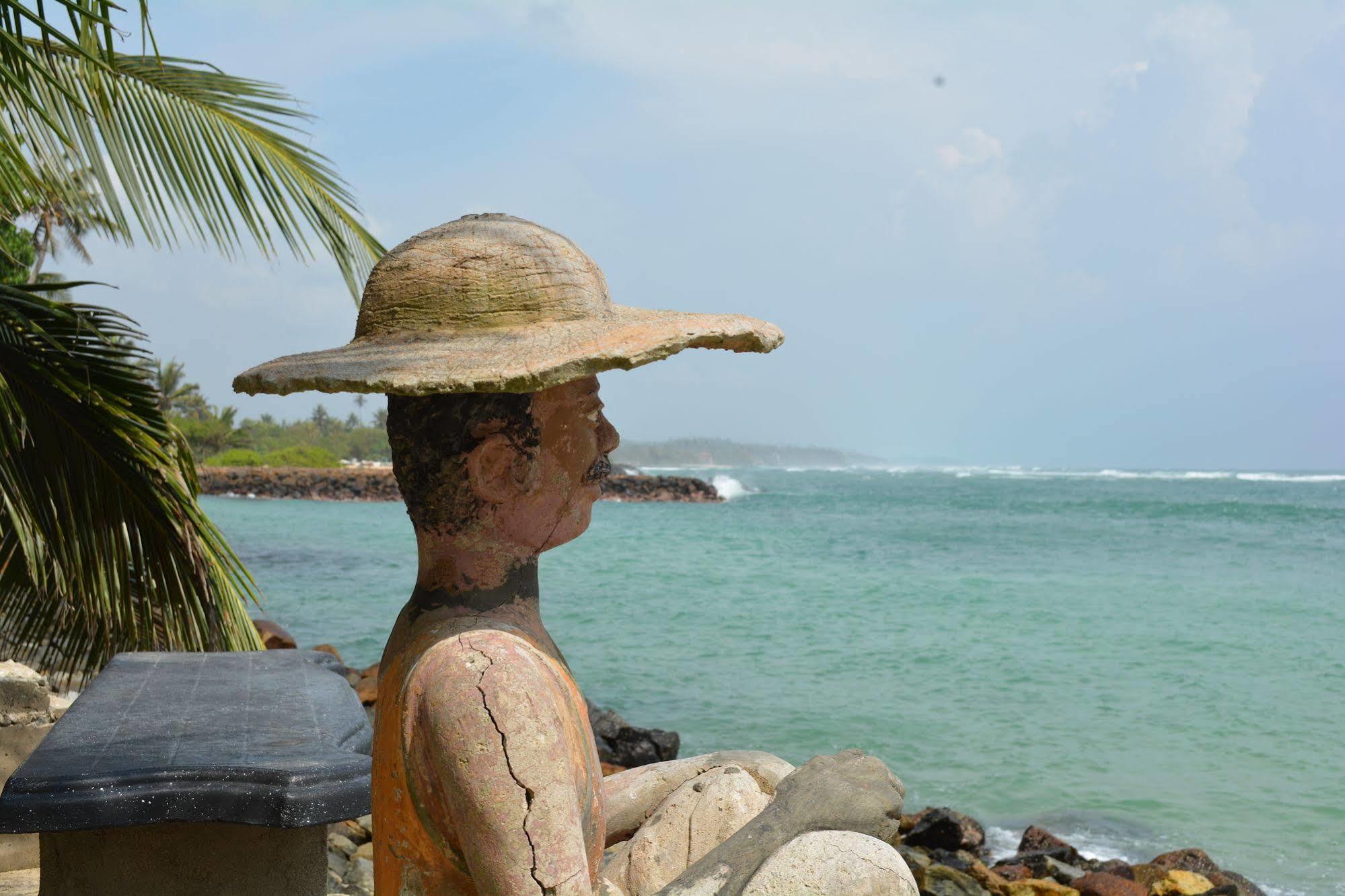Sayurima Beach Hotel Ahangama Bagian luar foto