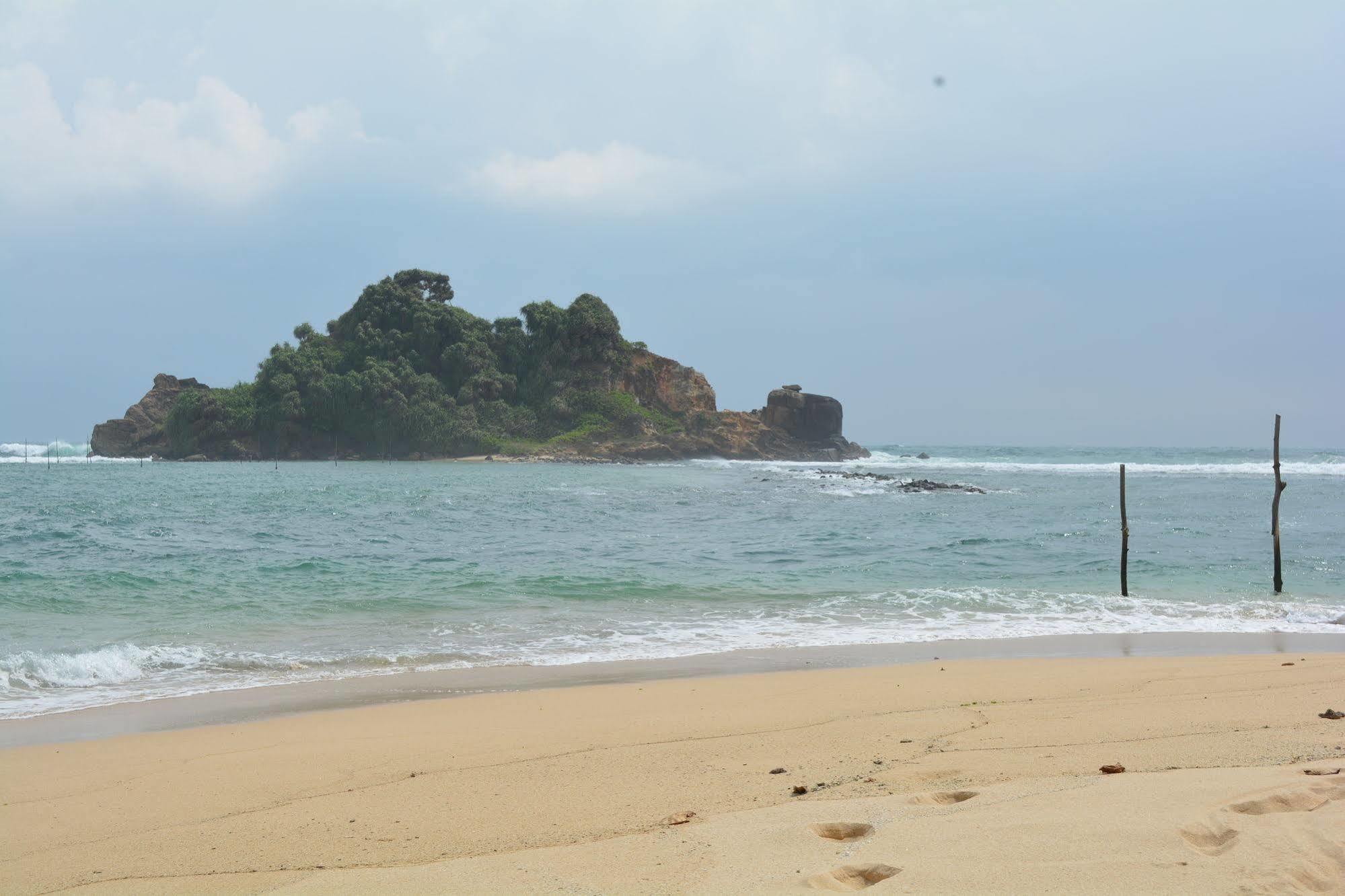 Sayurima Beach Hotel Ahangama Bagian luar foto