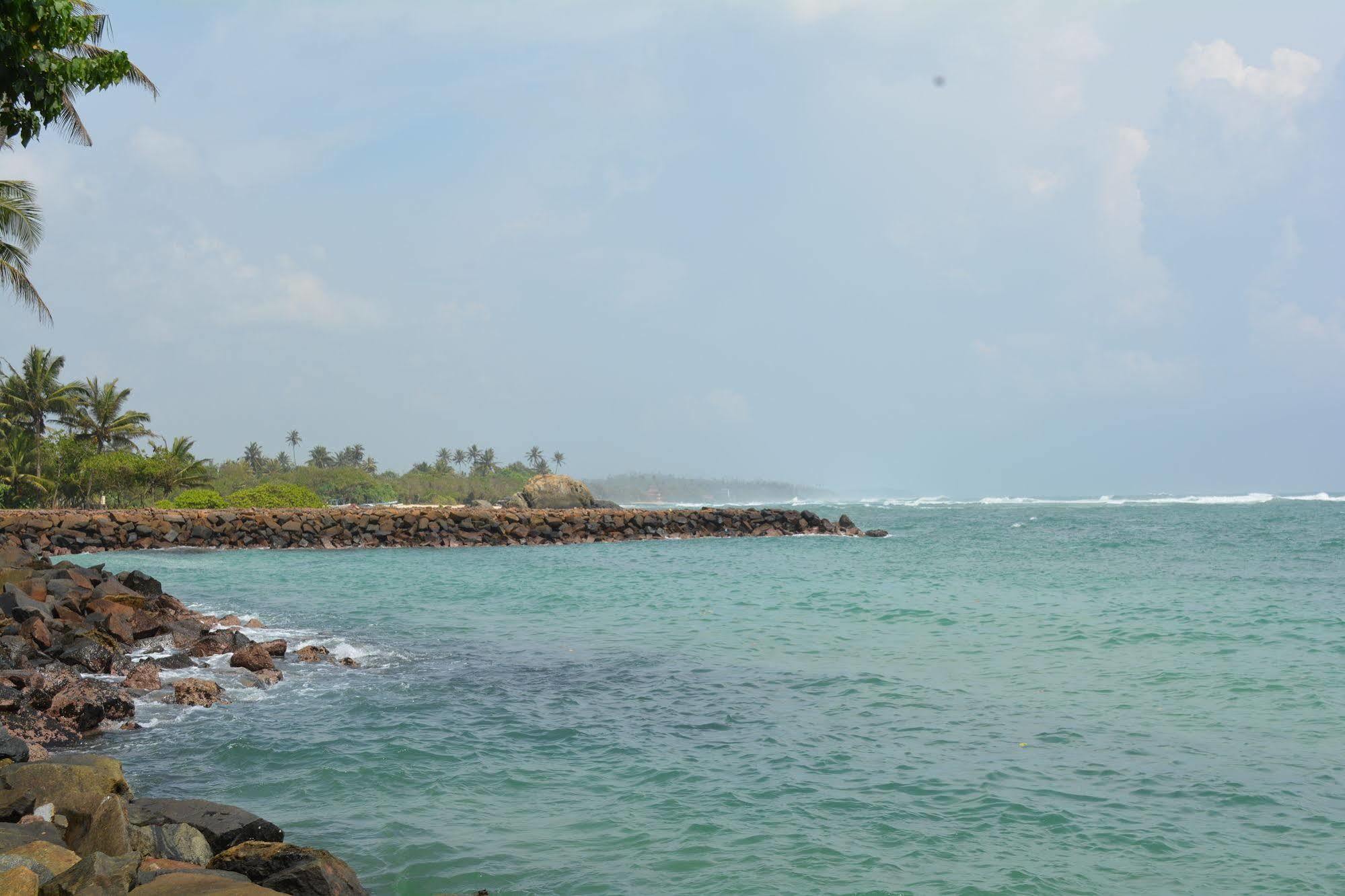 Sayurima Beach Hotel Ahangama Bagian luar foto