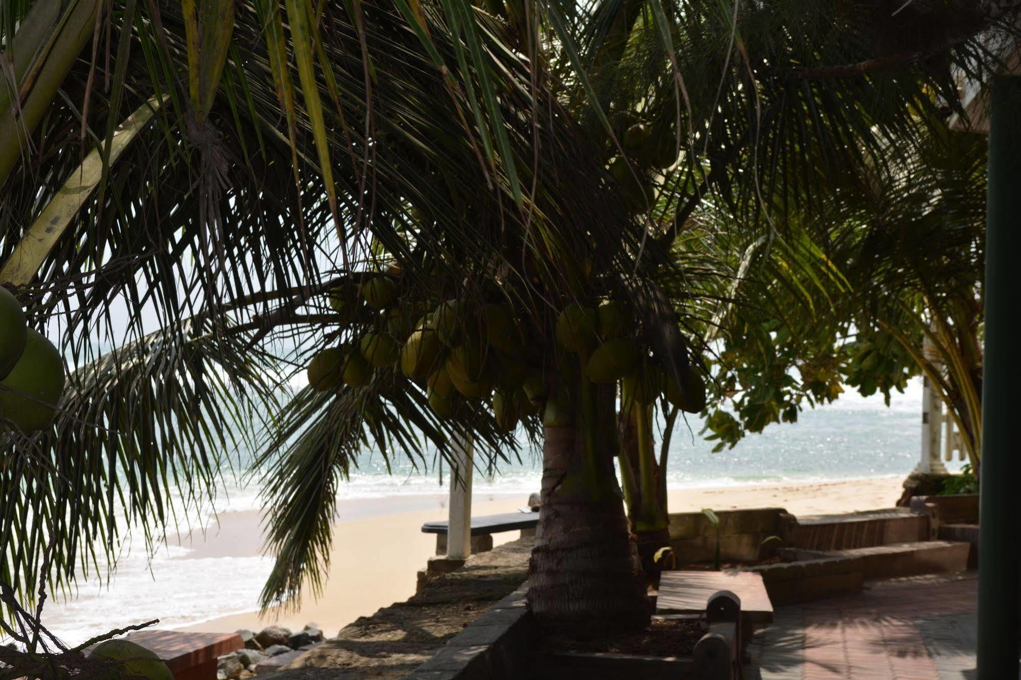 Sayurima Beach Hotel Ahangama Bagian luar foto