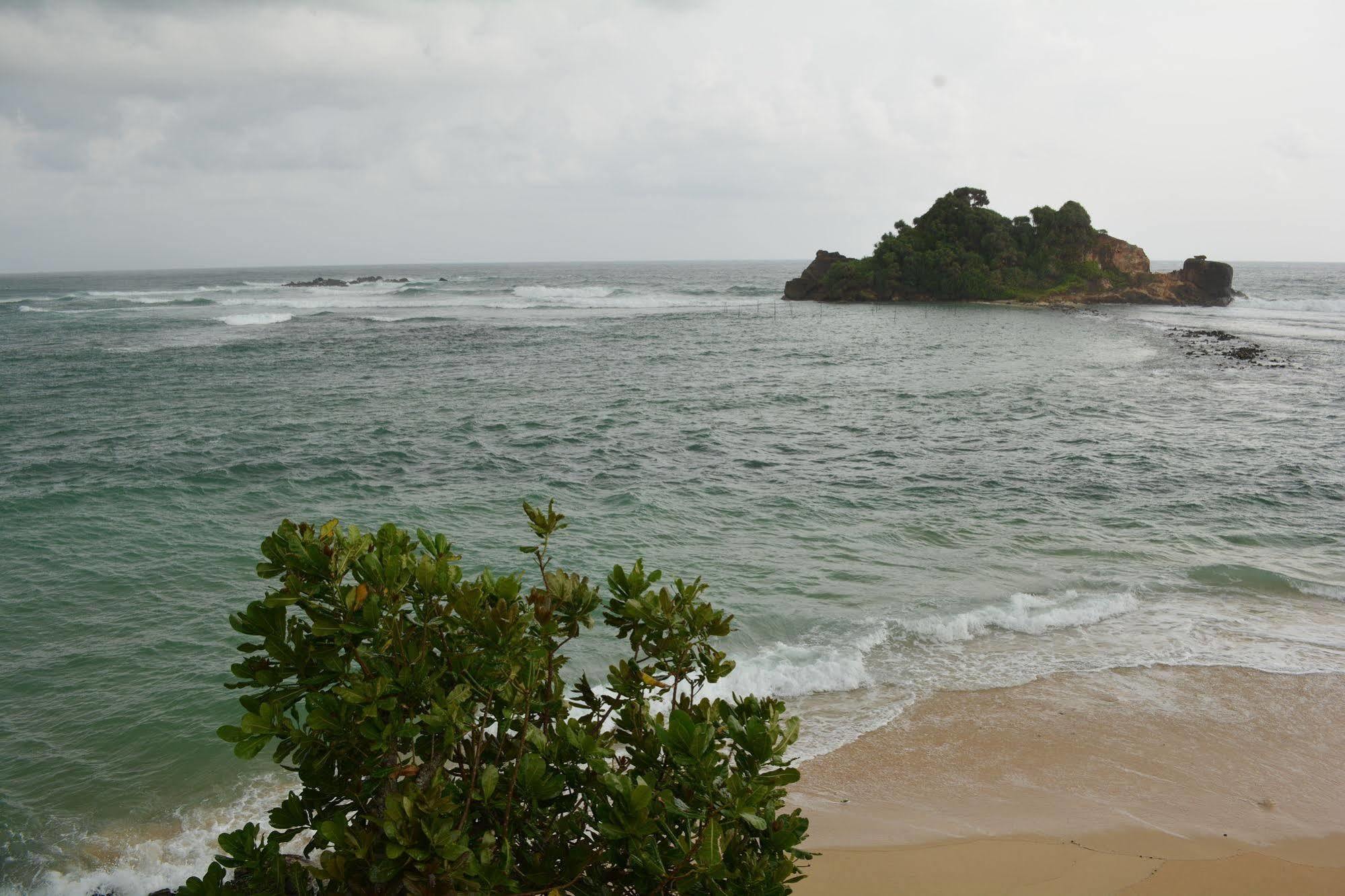 Sayurima Beach Hotel Ahangama Bagian luar foto